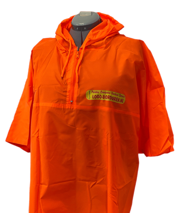 Set van 25 oranje poncho's maat L/XL, bedrukt met (DTF technologie voor haar scherpe afdrukken) met uw eigen bedrijfslogo op de linkerborst. - Image 3